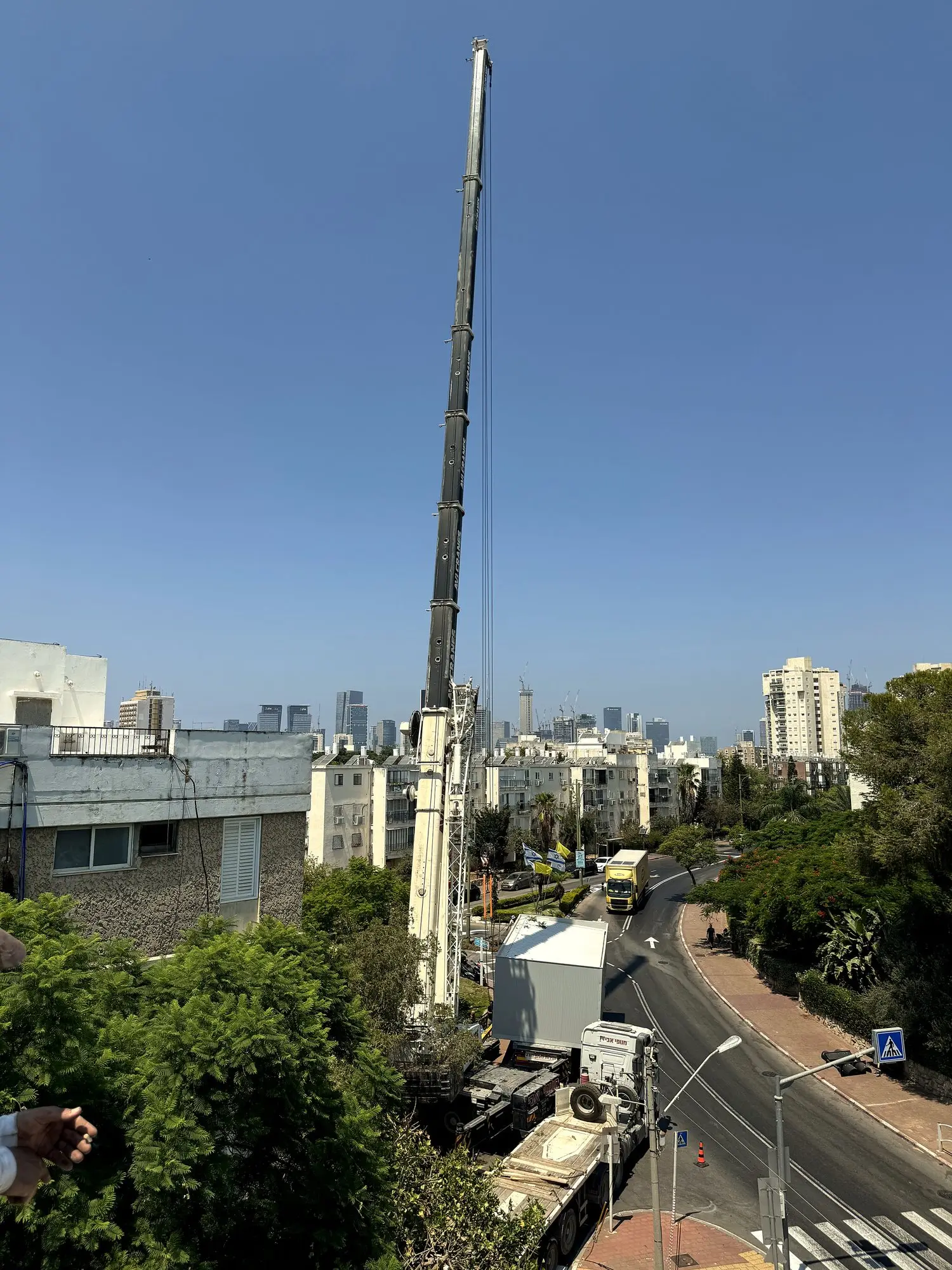 יחידת הורים על גג בניין, גבעתיים, תמונה 1 מתוך 6