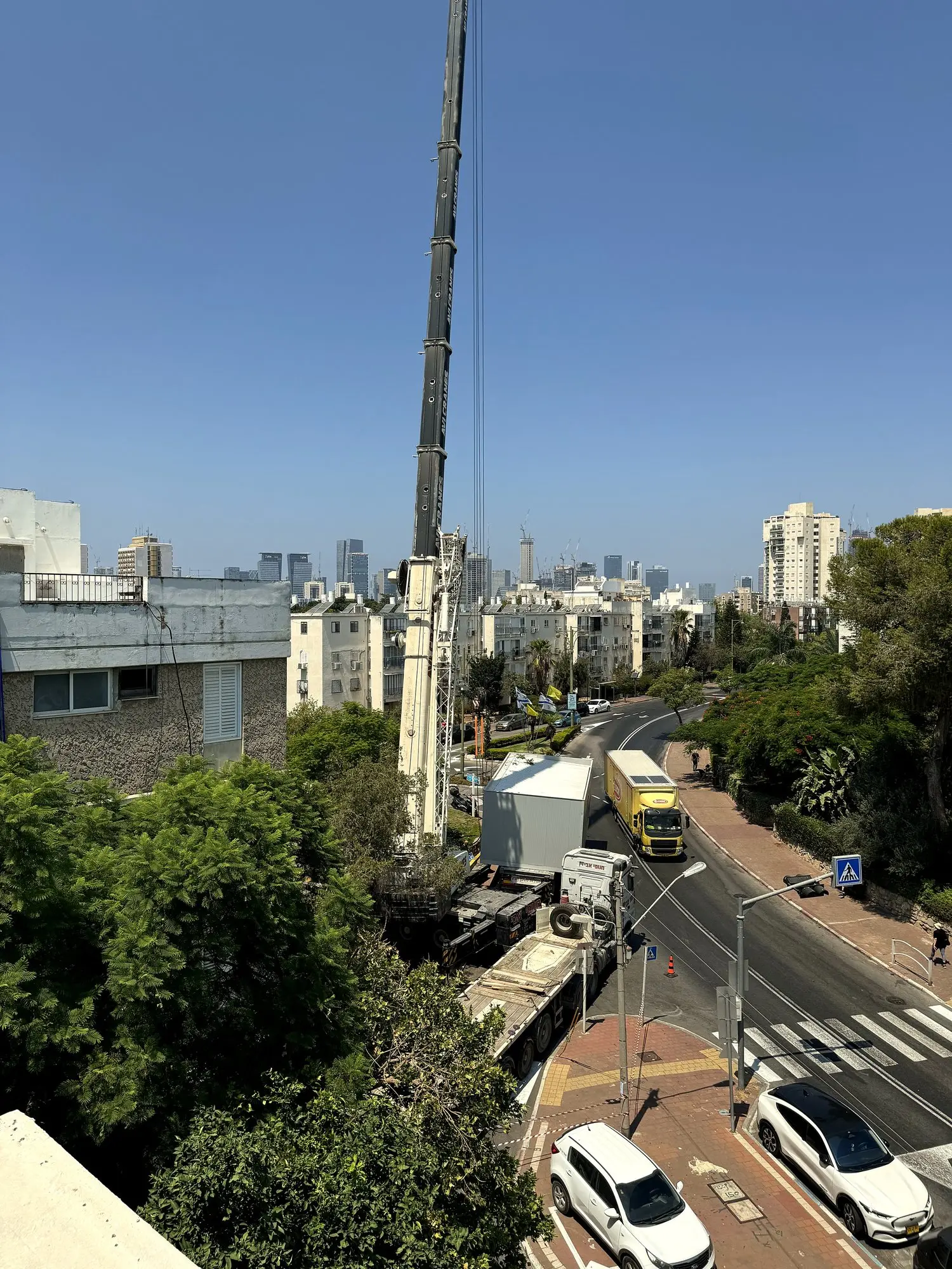 יחידת הורים על גג בניין, גבעתיים, תמונה 2 מתוך 6