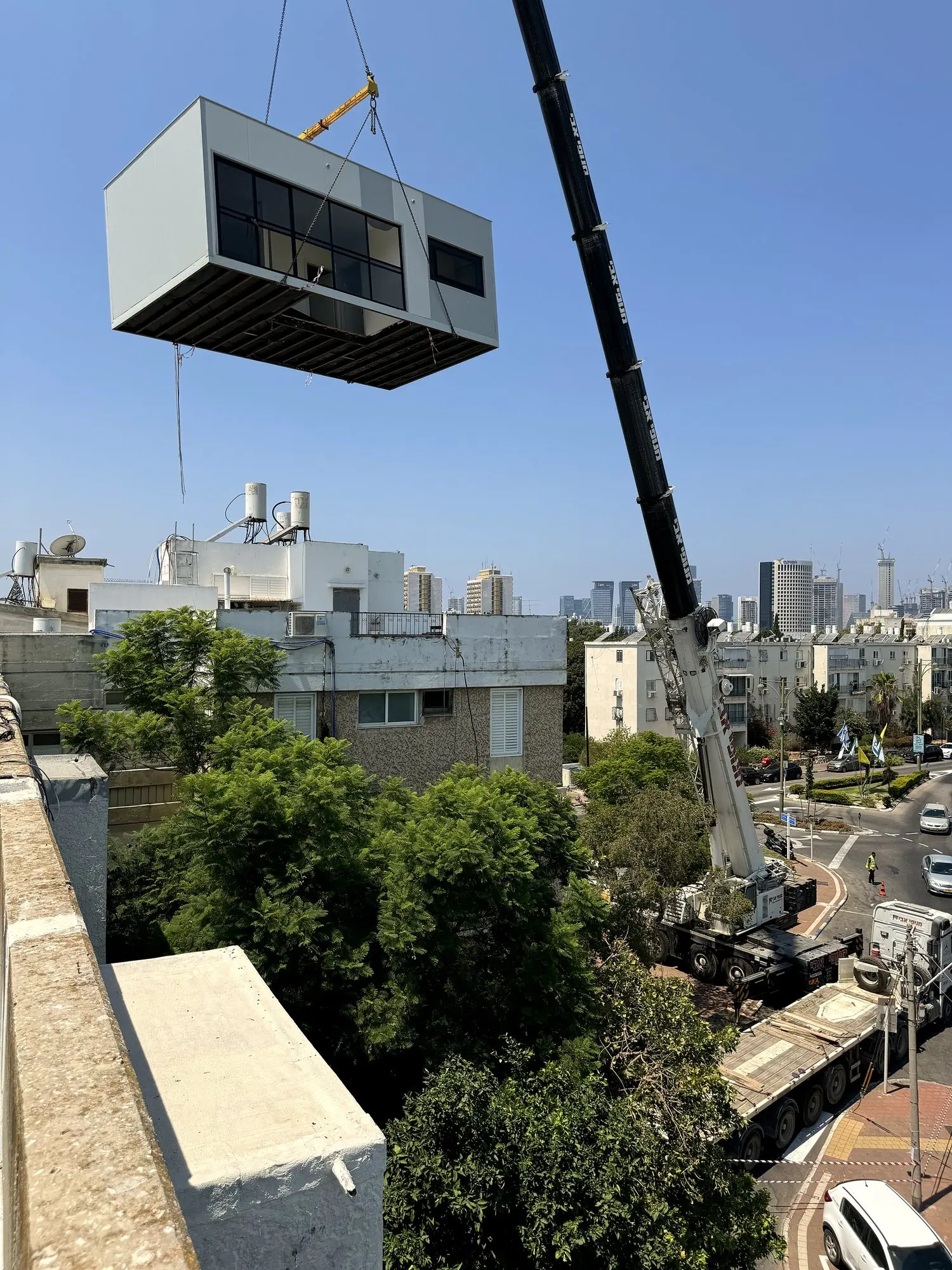 יחידת הורים על גג בניין, גבעתיים, תמונה 4 מתוך 6